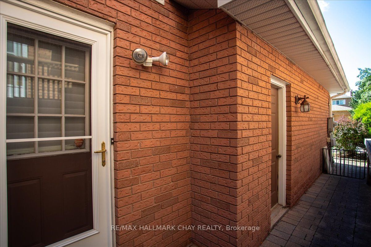 23 Thackeray Cres