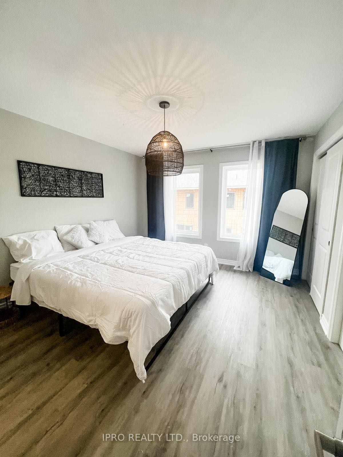 33 Dawson Dr, #4