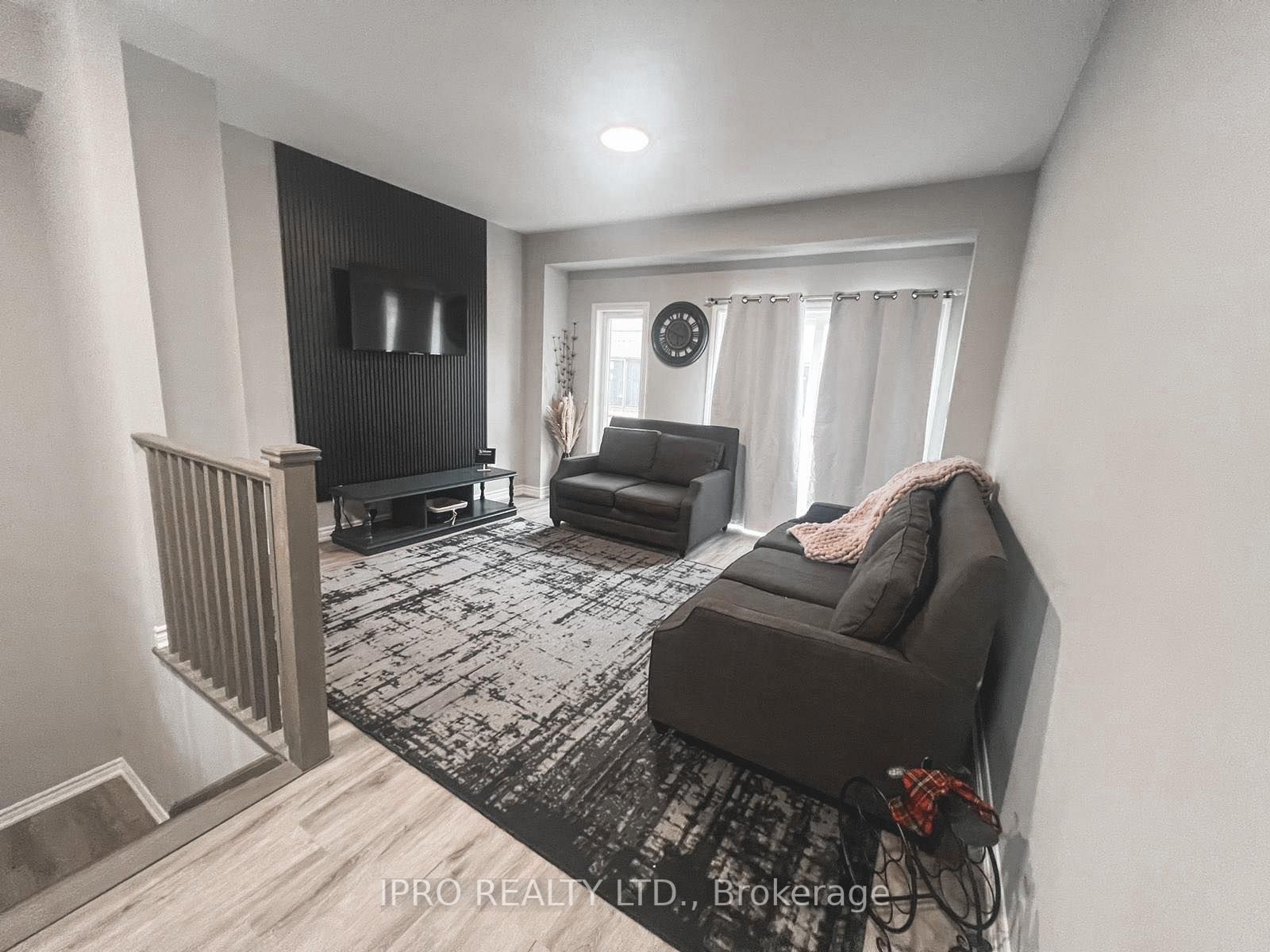 33 Dawson Dr, #4