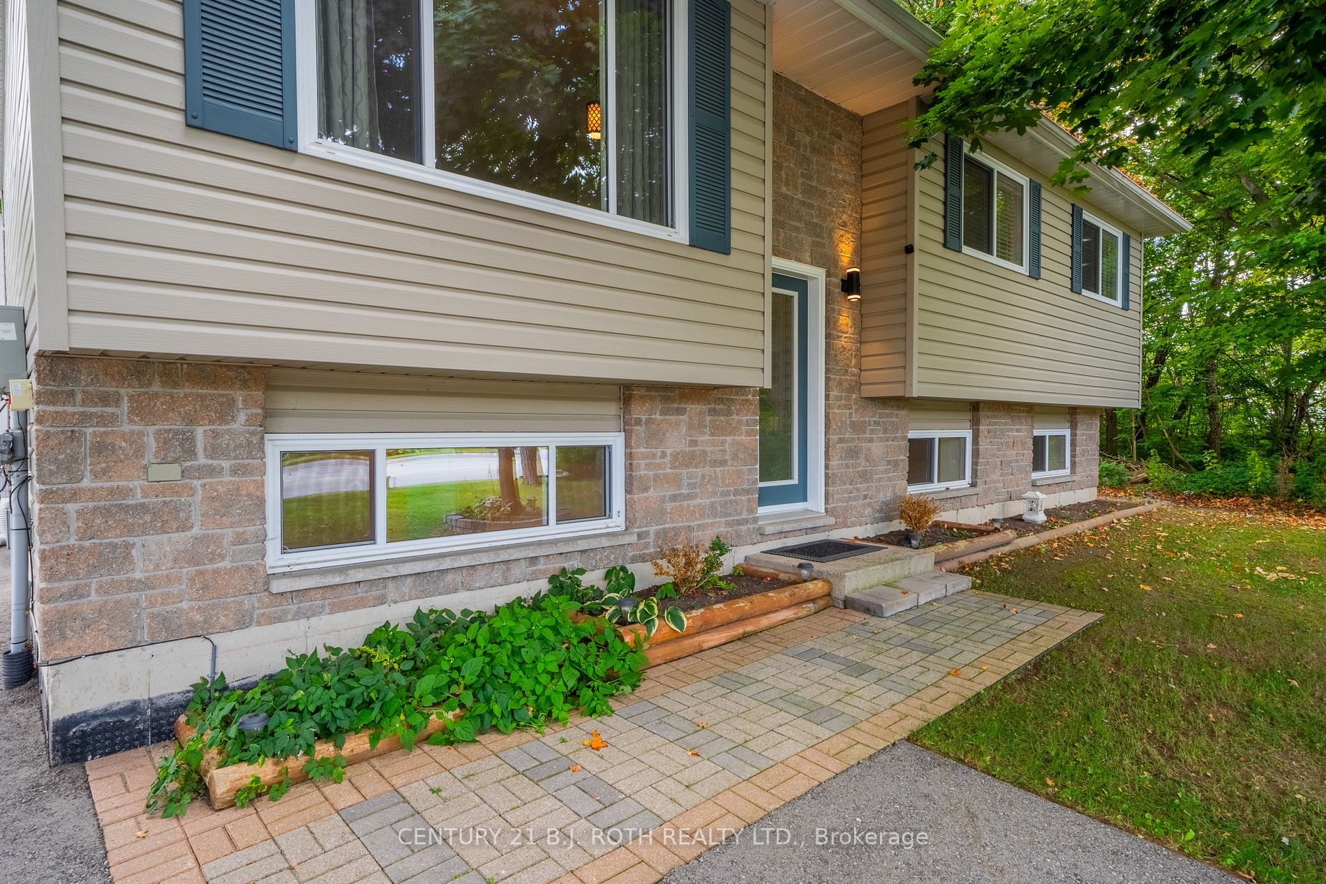 229 Moonstone Rd E
