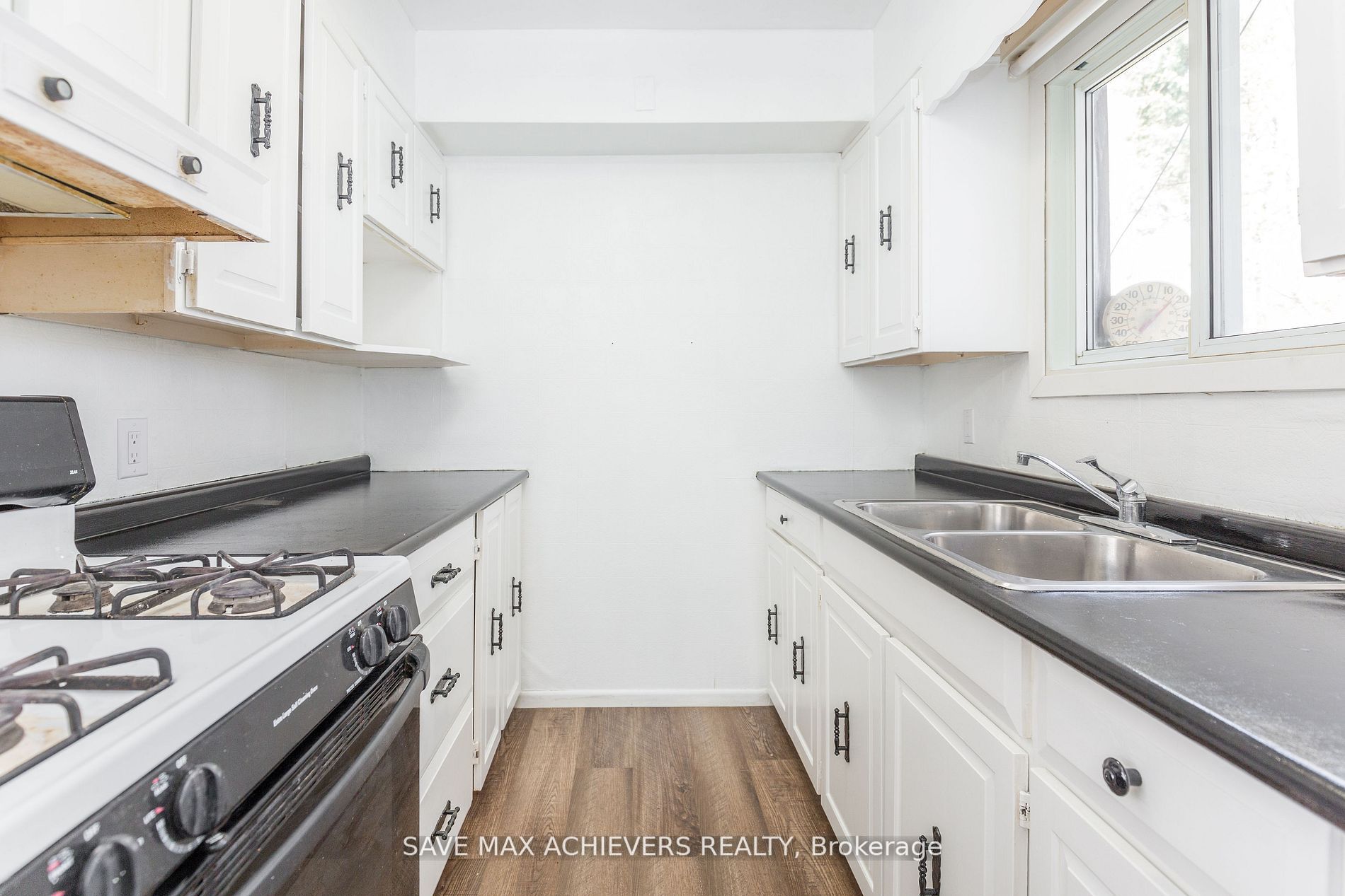 10 Sandra Dr