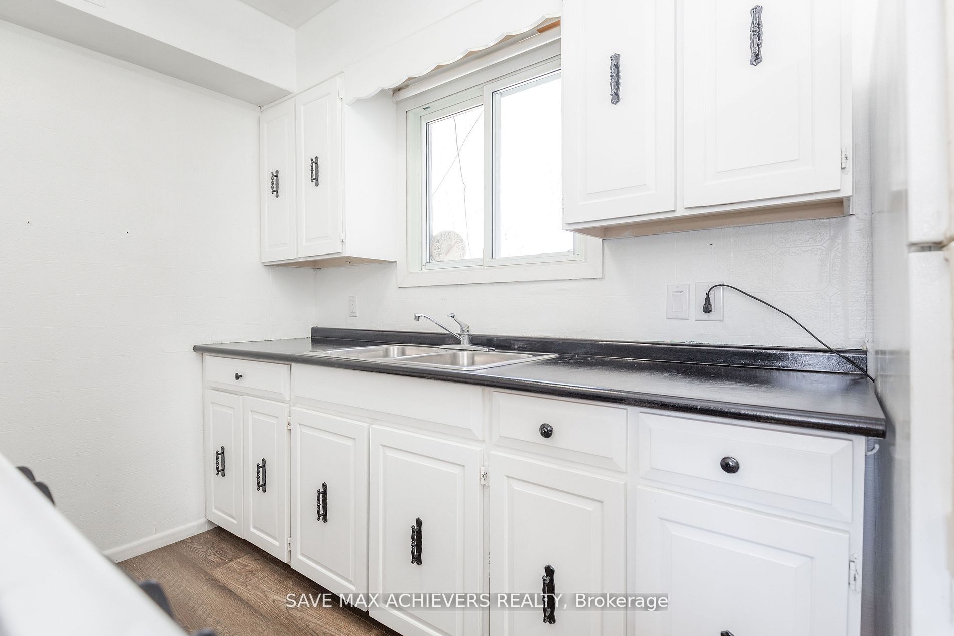 10 Sandra Dr