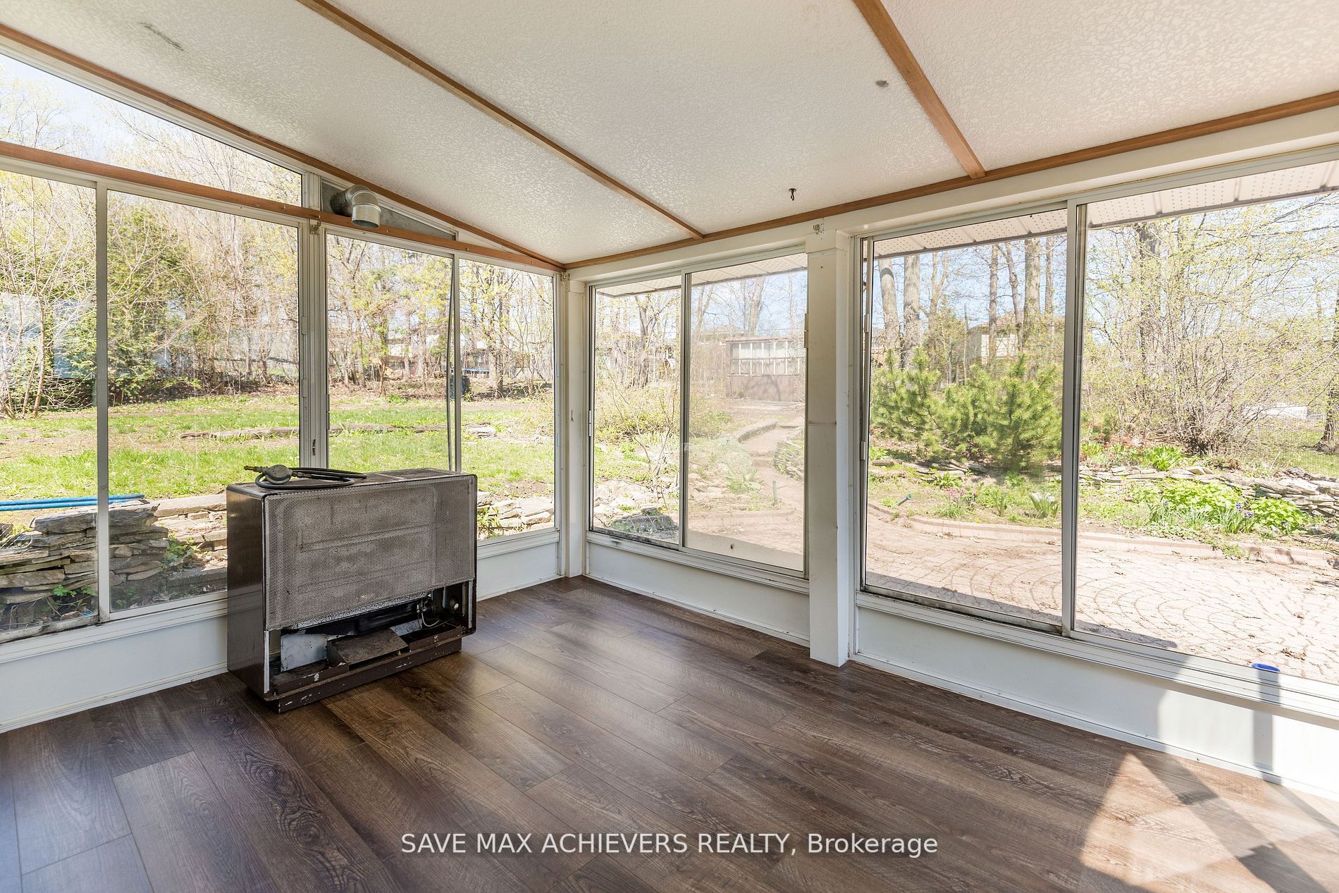 10 Sandra Dr
