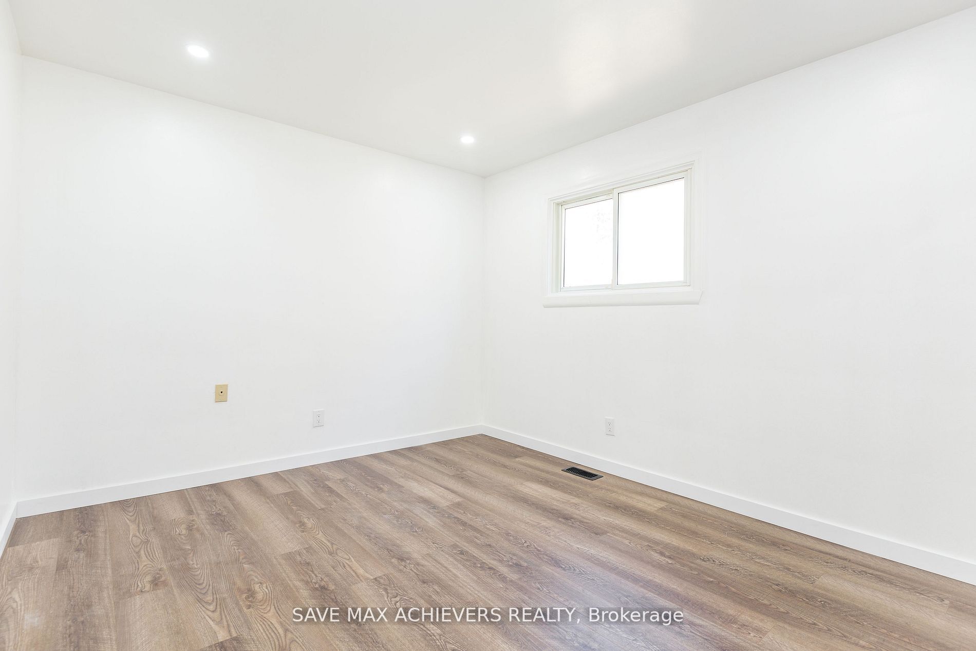 10 Sandra Dr