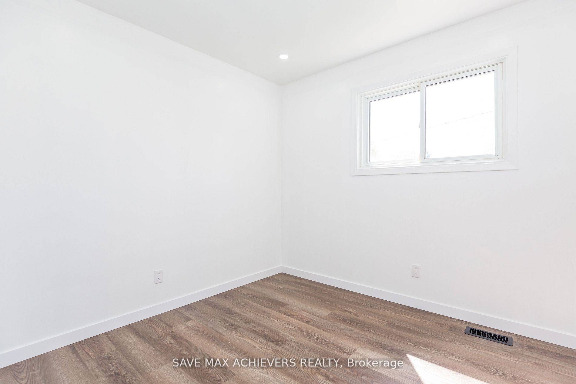 10 Sandra Dr