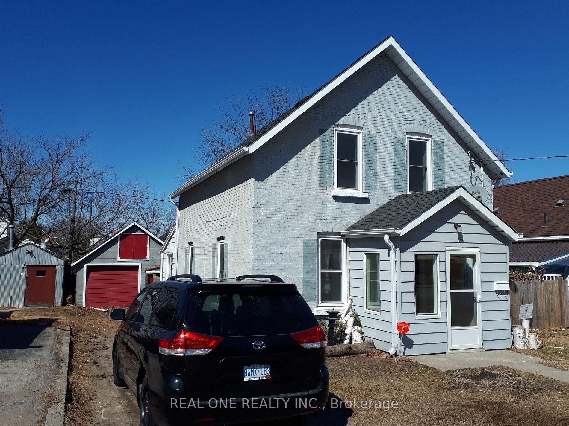 96 John St N