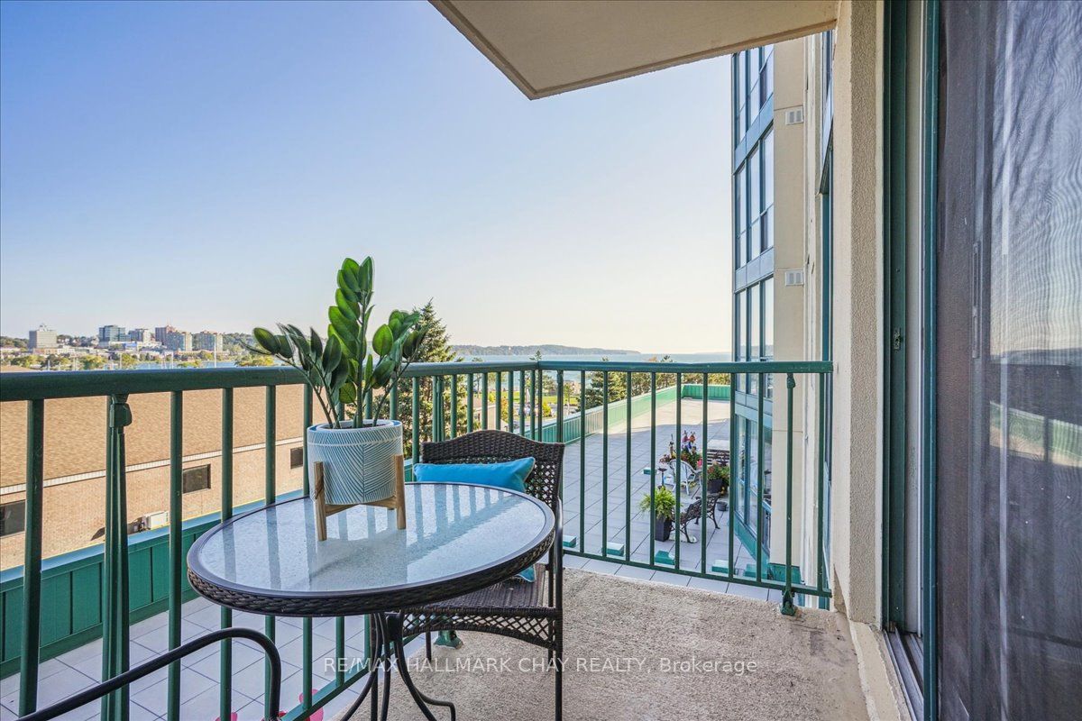 65 Ellen St, #211