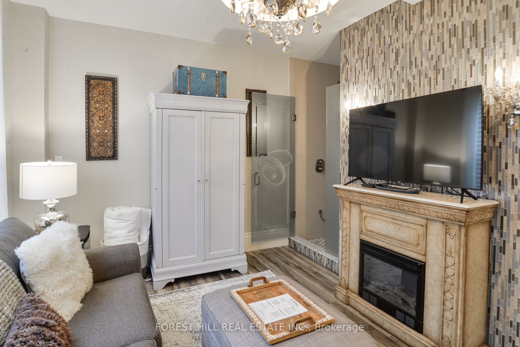 241 Mississaga St W