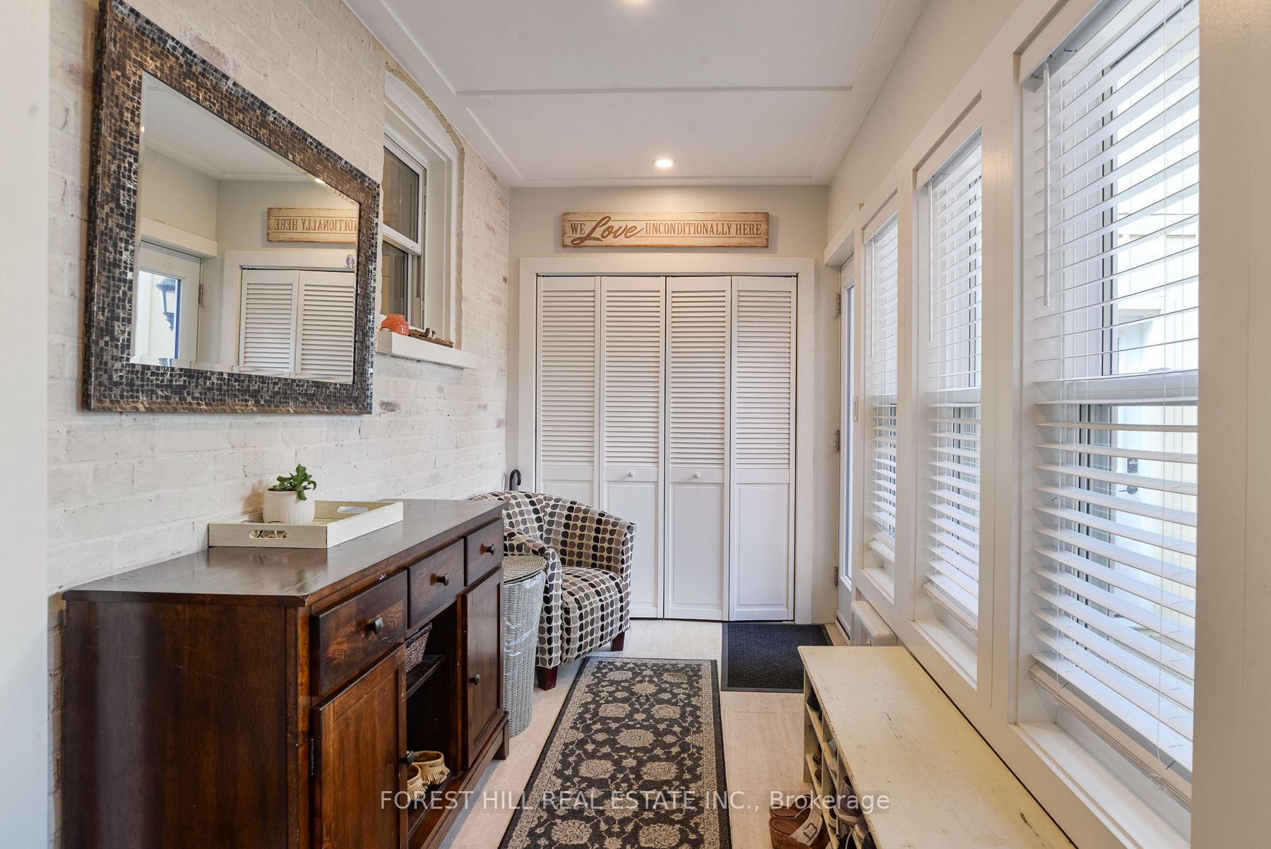 241 Mississaga St W