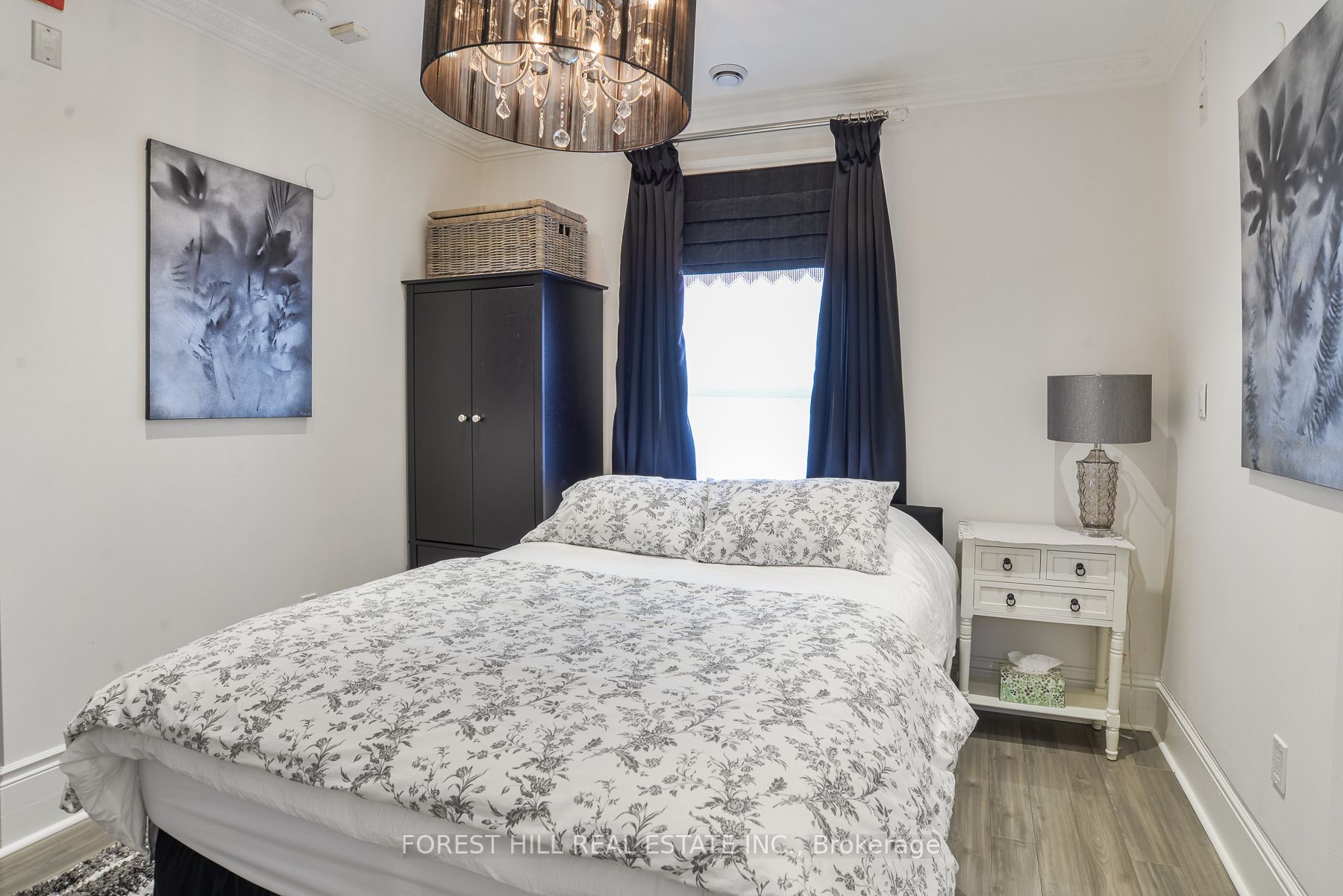 241 Mississaga St W