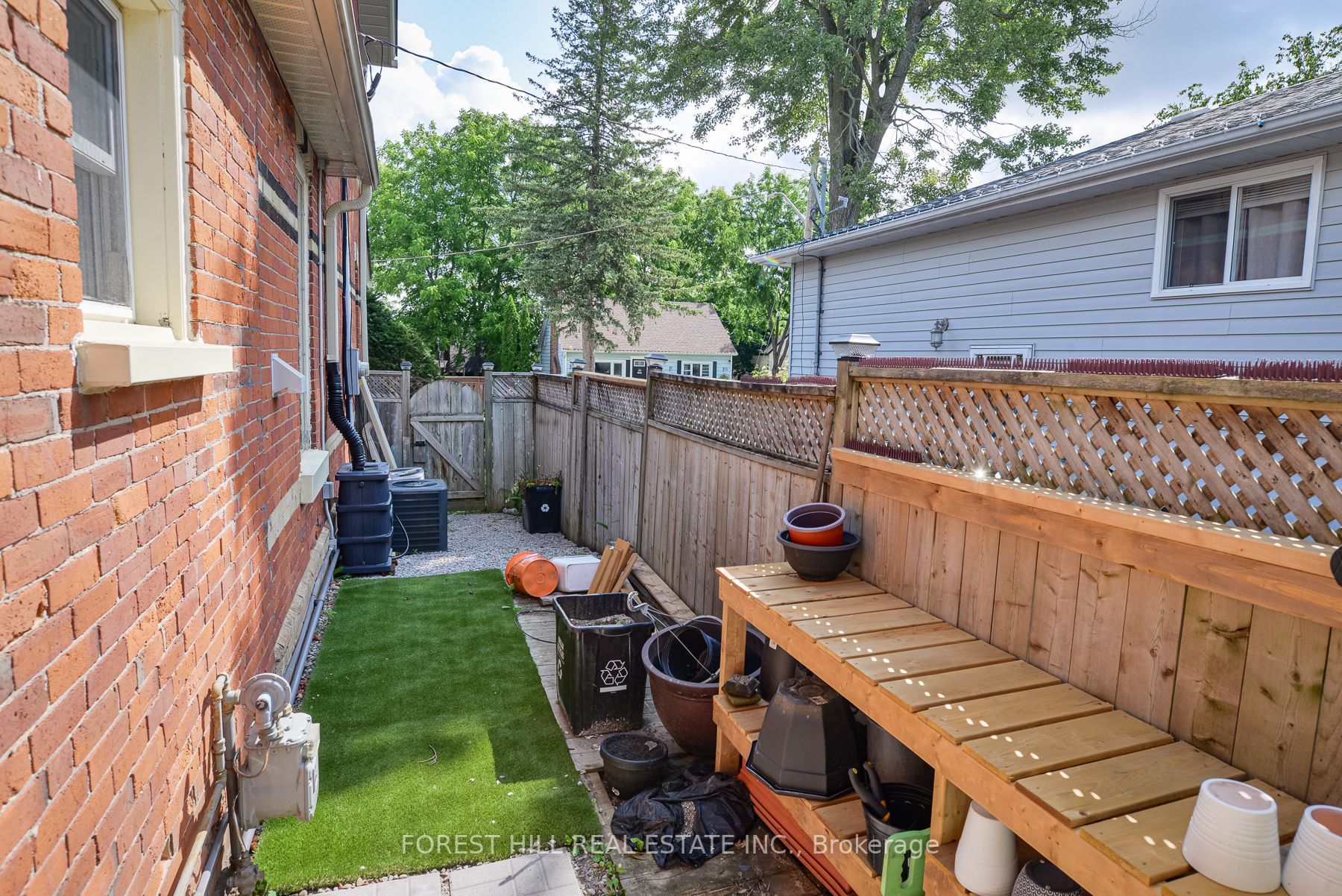 241 Mississaga St W