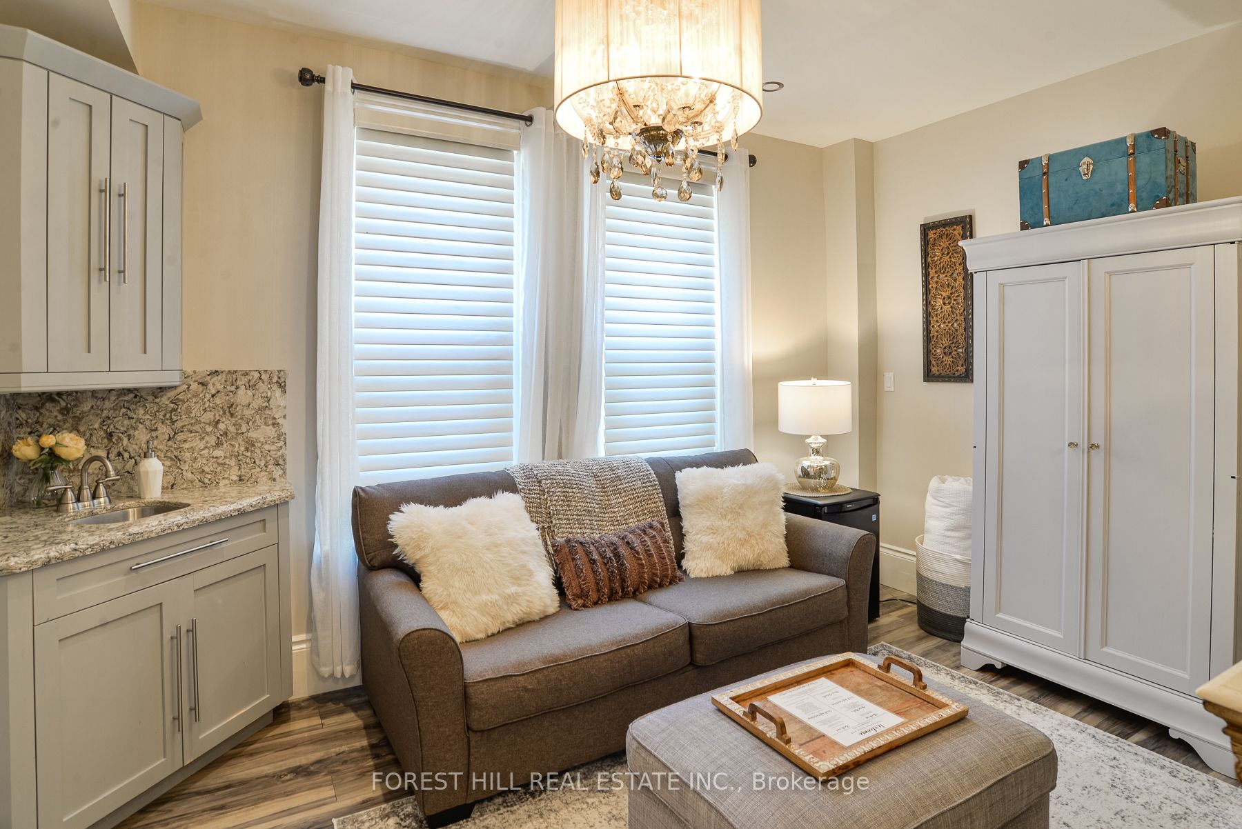 241 Mississaga St W