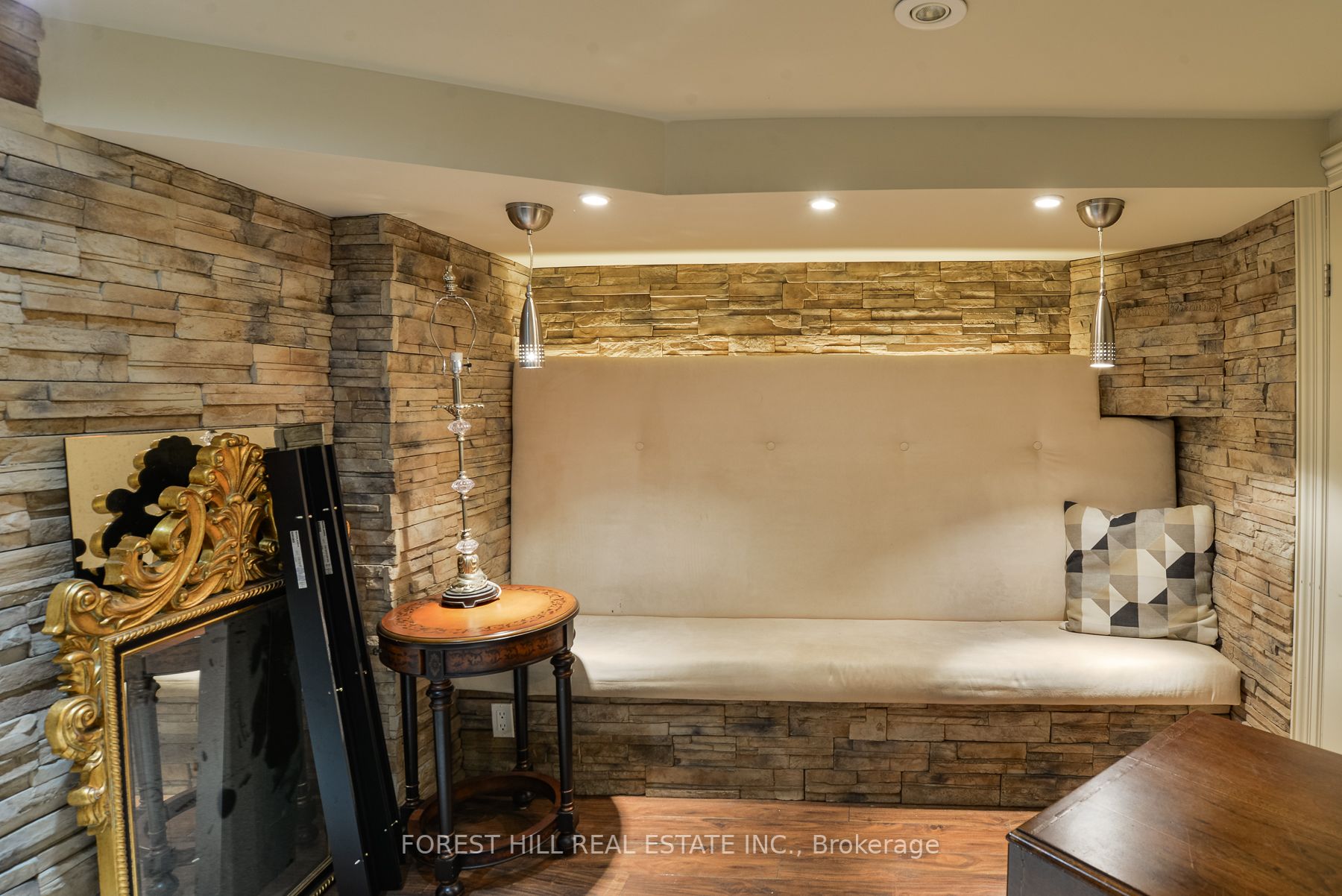 241 Mississaga St W