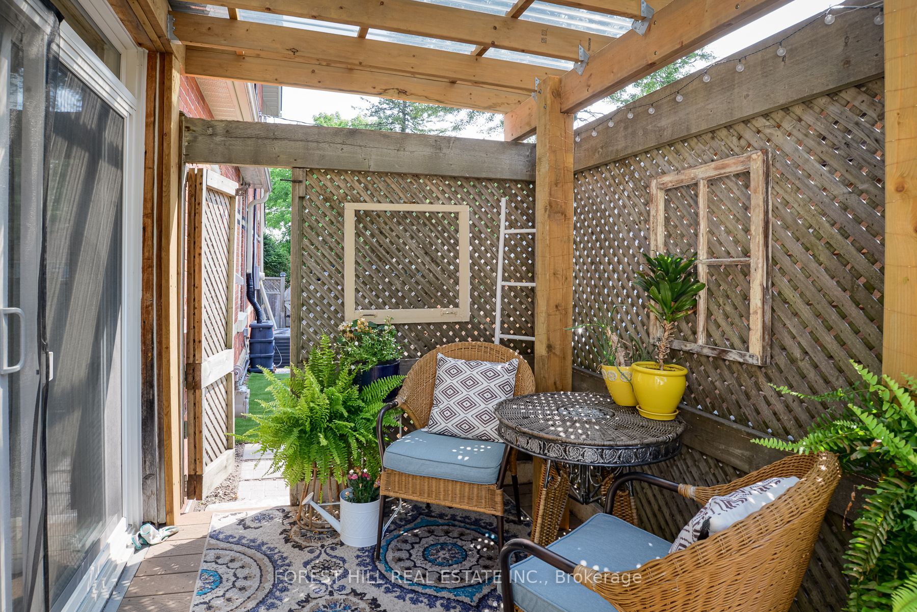 241 Mississaga St W