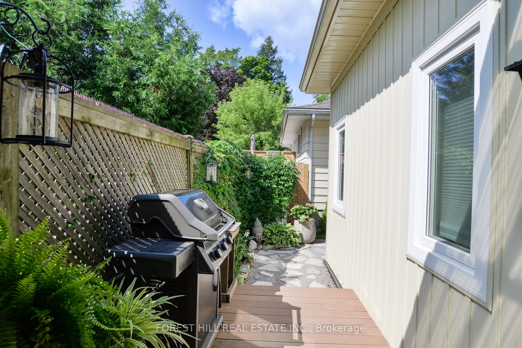 241 Mississaga St W