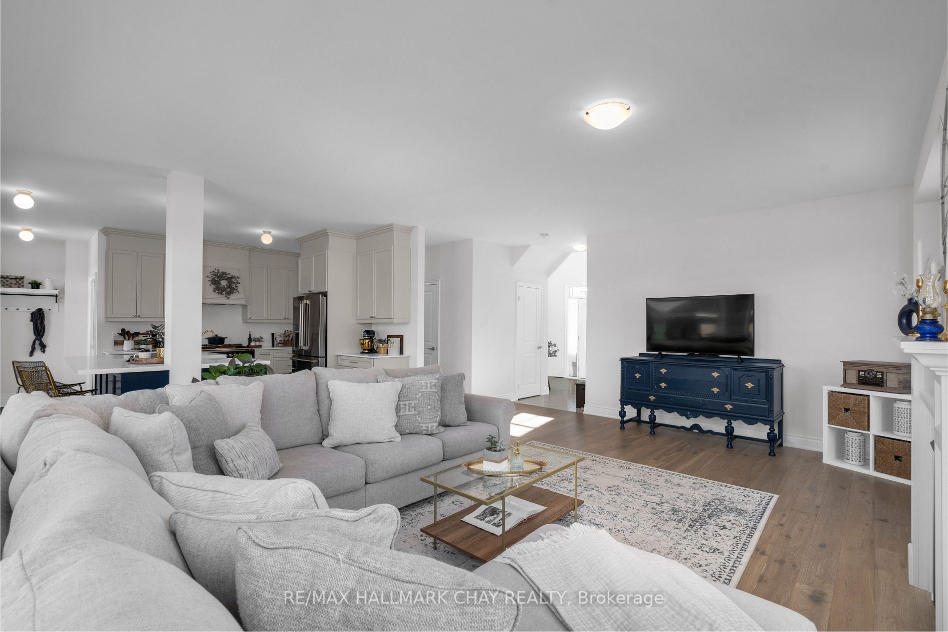 43 Wellington St E
