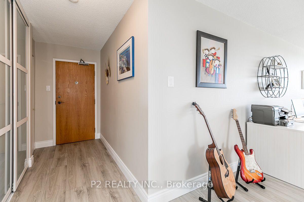 65 Ellen St, #810