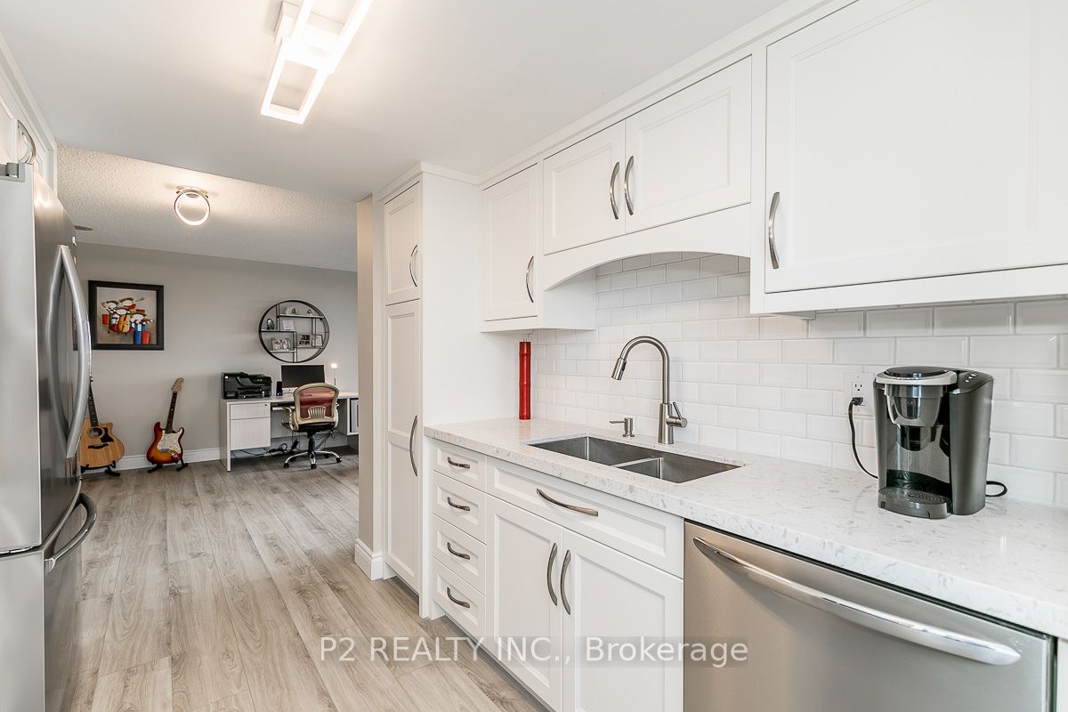 65 Ellen St, #810