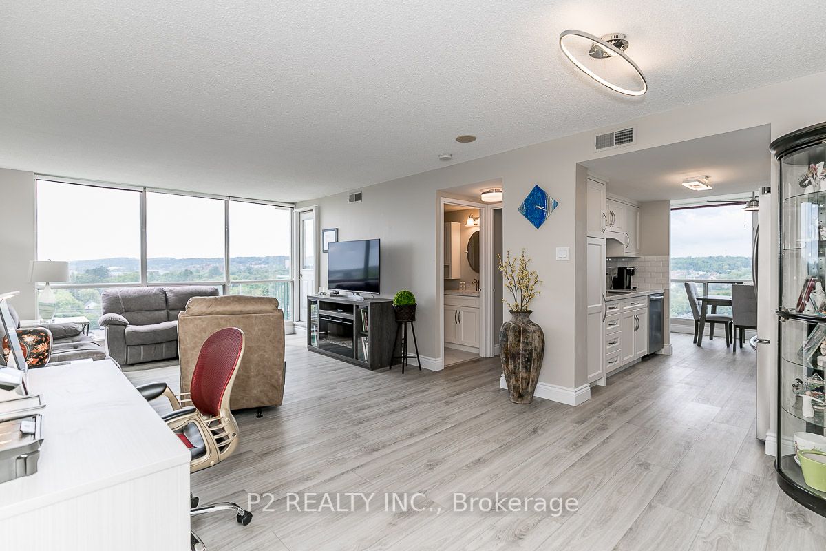 65 Ellen St, #810