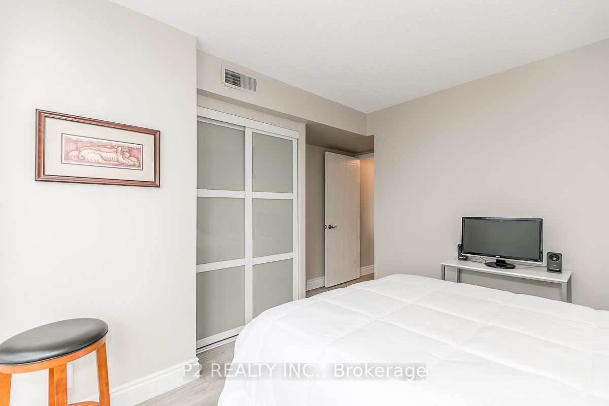 65 Ellen St, #810