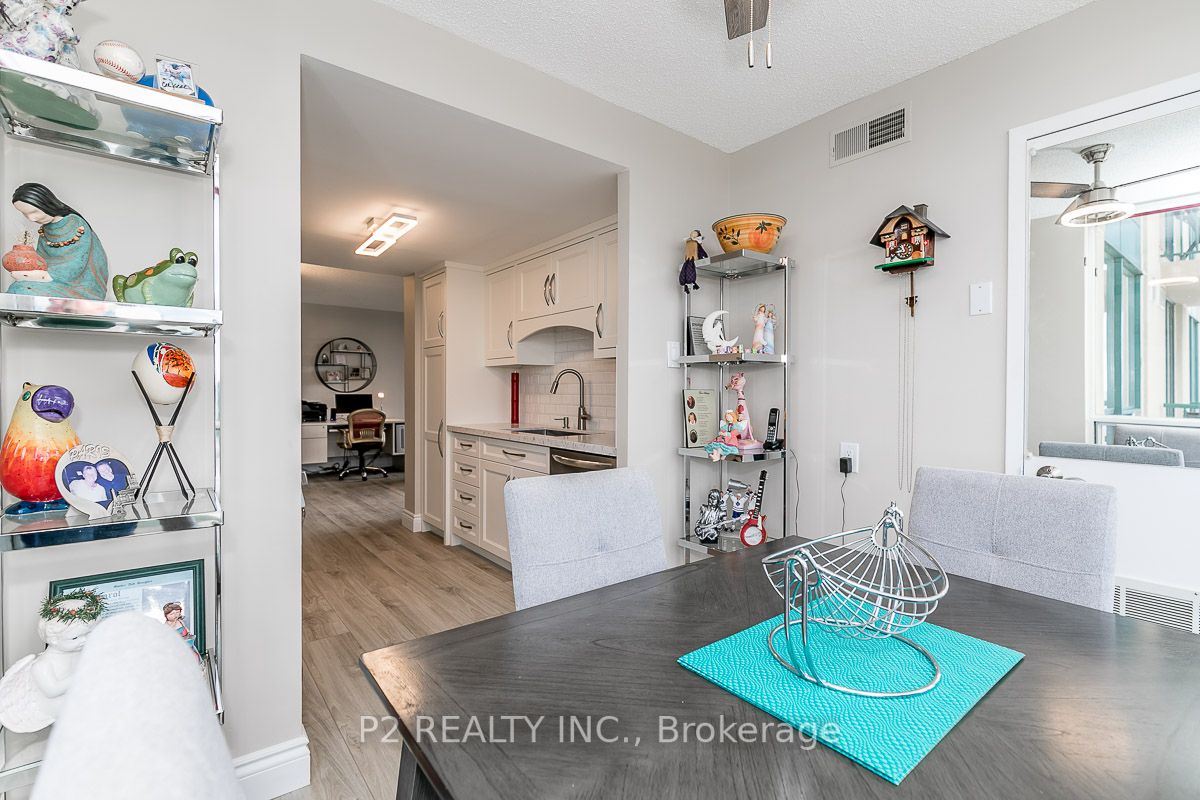 65 Ellen St, #810