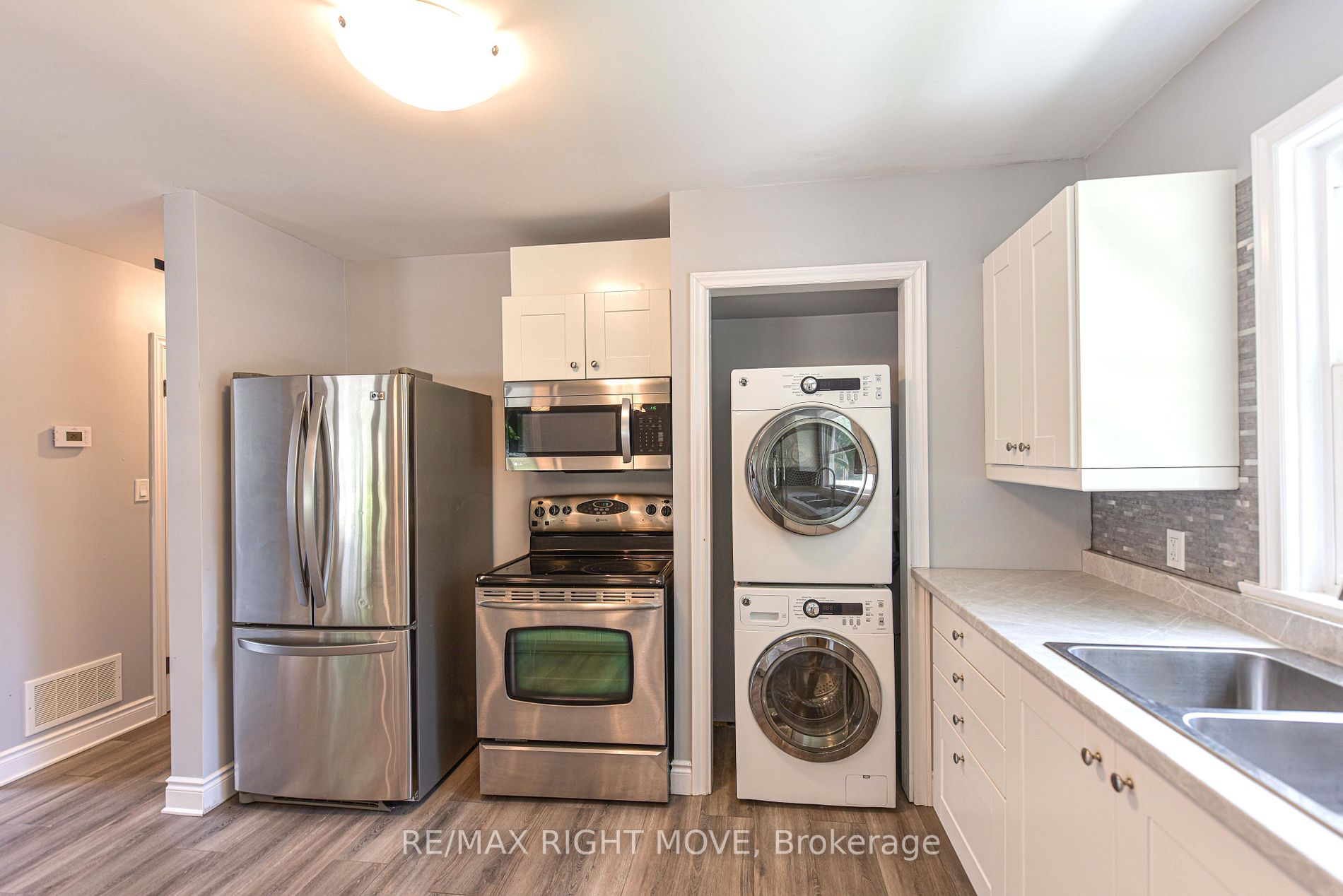 24 Borland St W