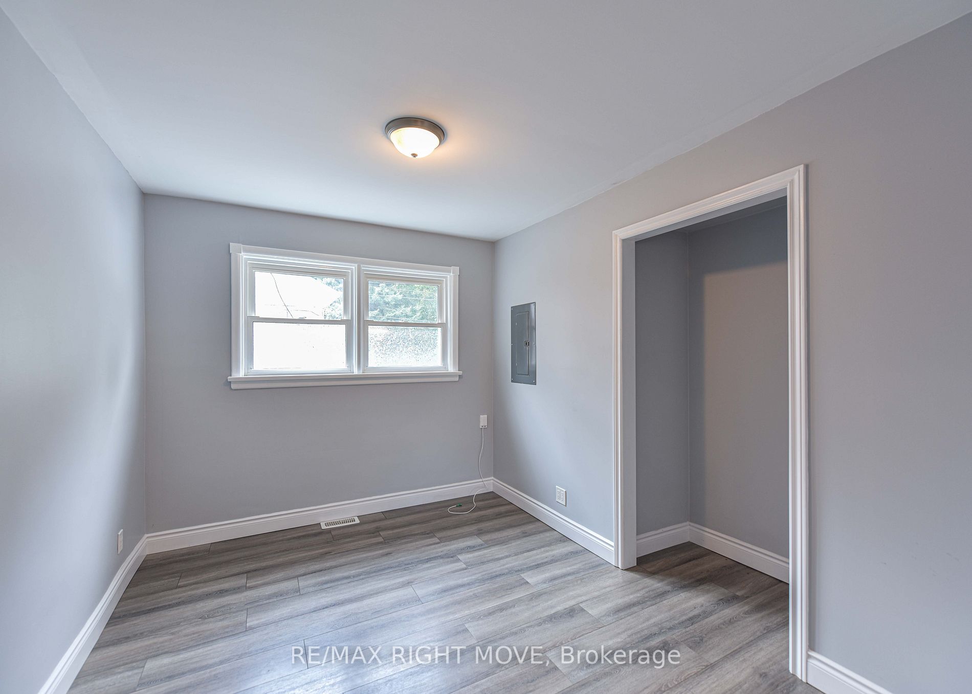24 Borland St W
