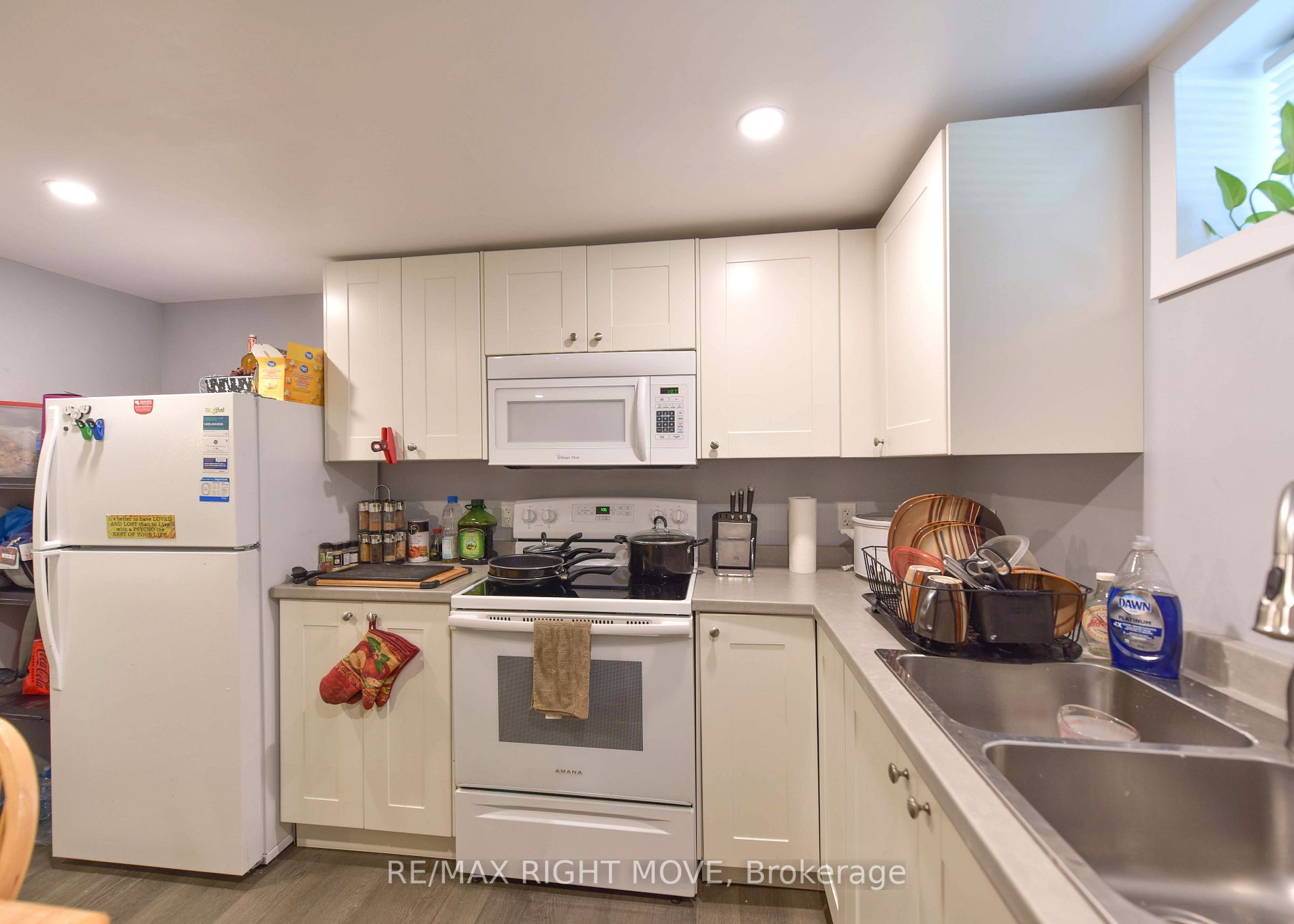 24 Borland St W