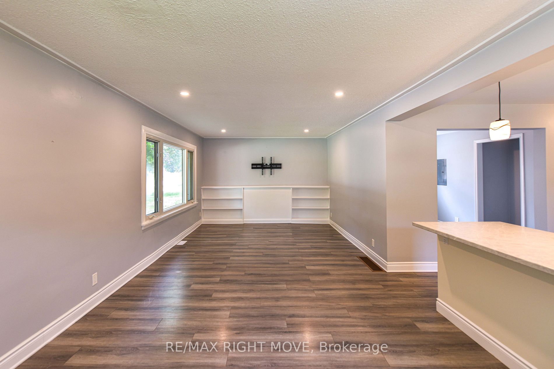 24 Borland St W