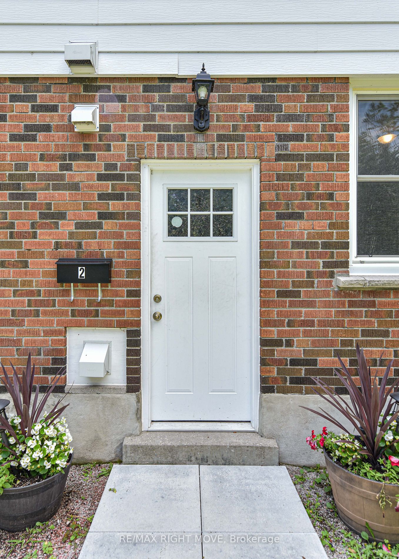 24 Borland St W