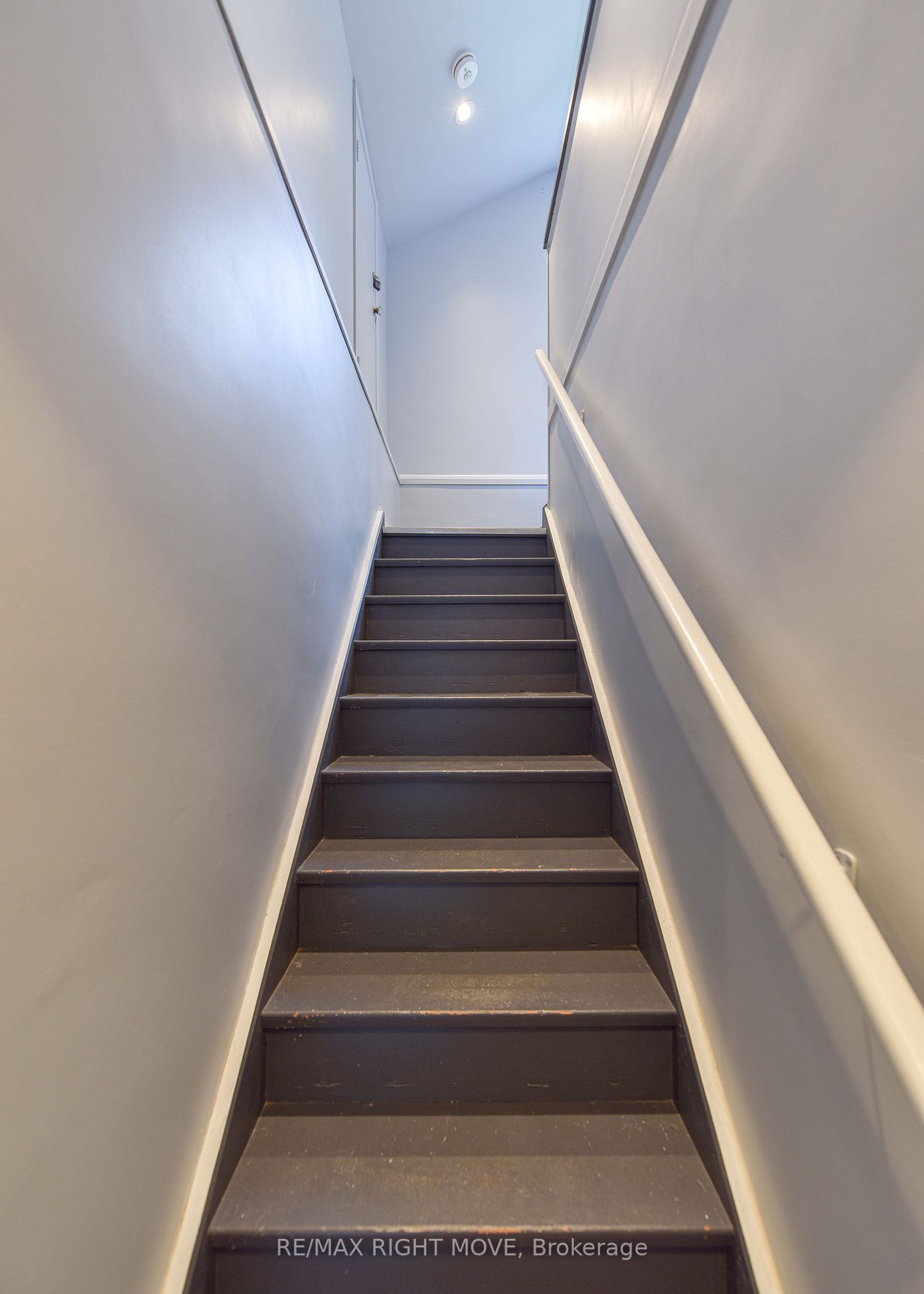 24 Borland St W