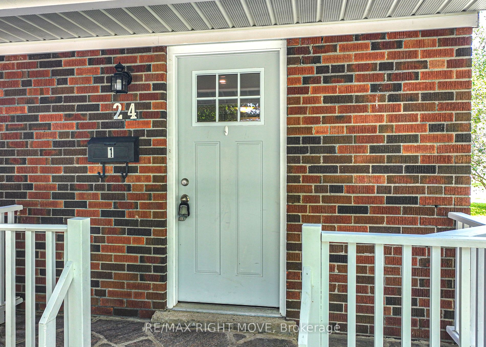 24 Borland St W