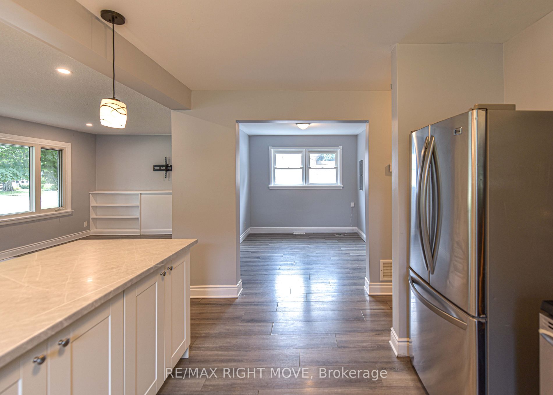 24 Borland St W