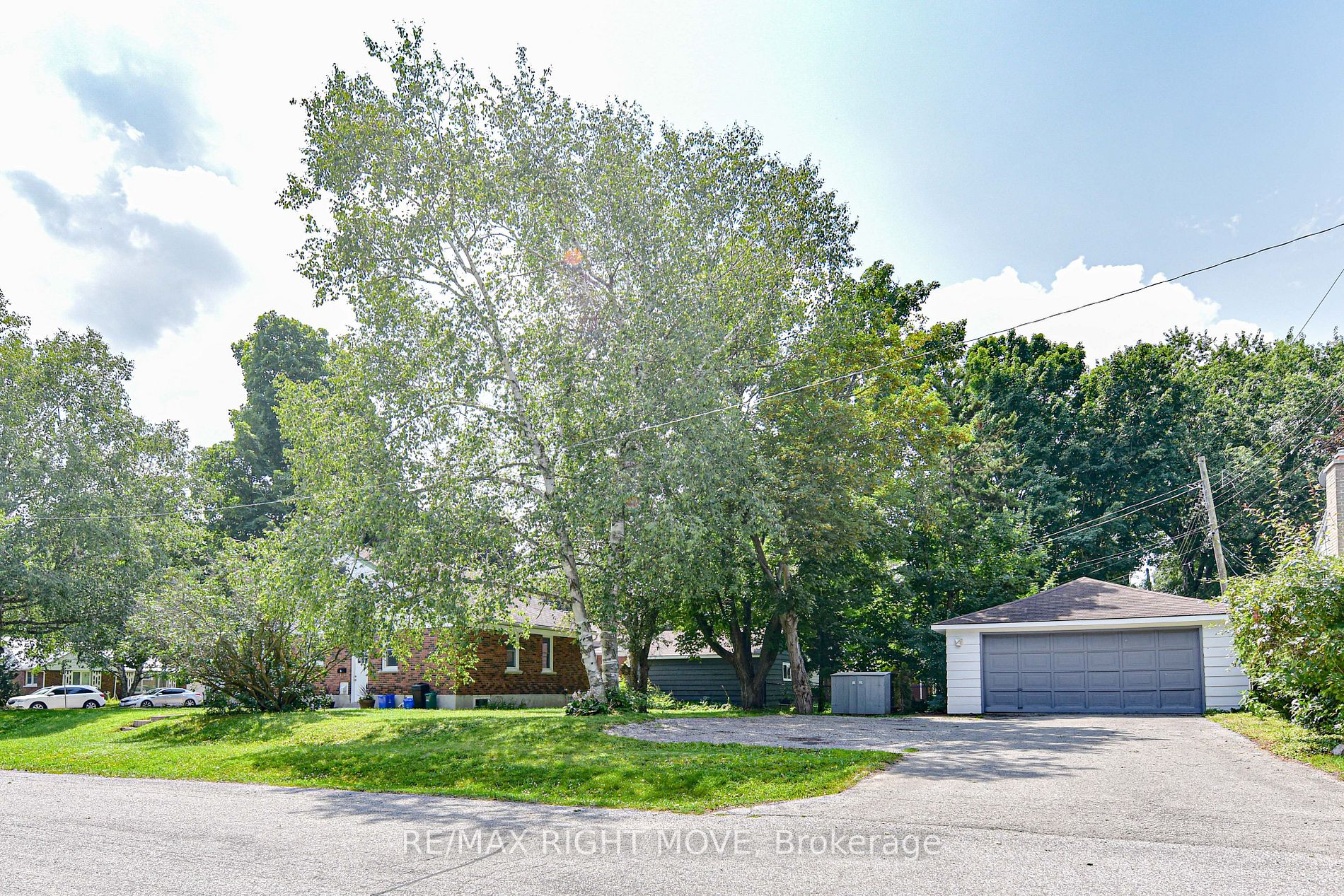 24 Borland St W