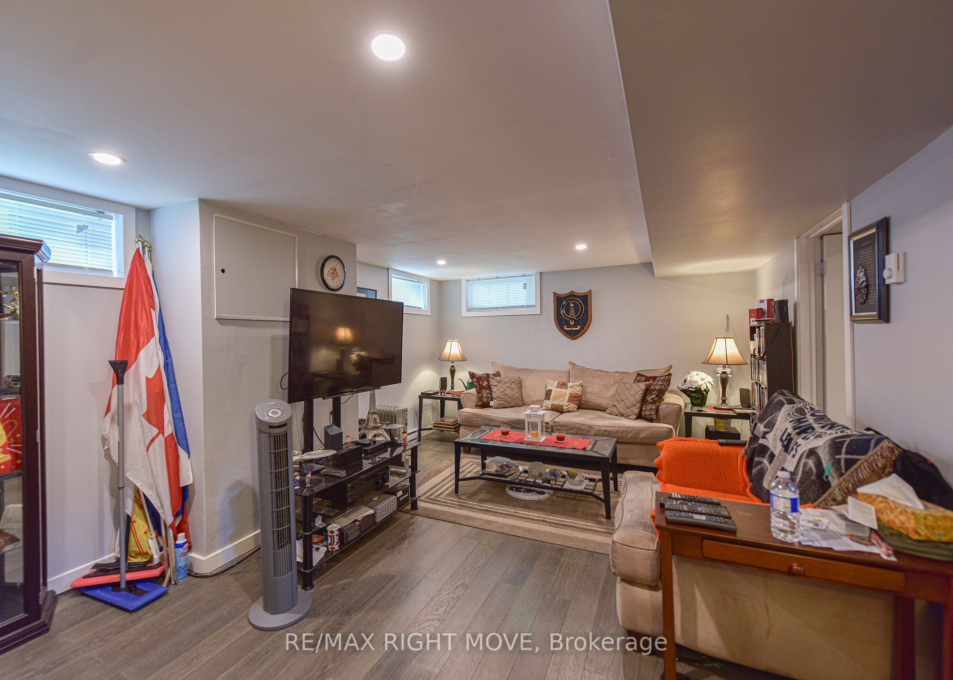 24 Borland St W