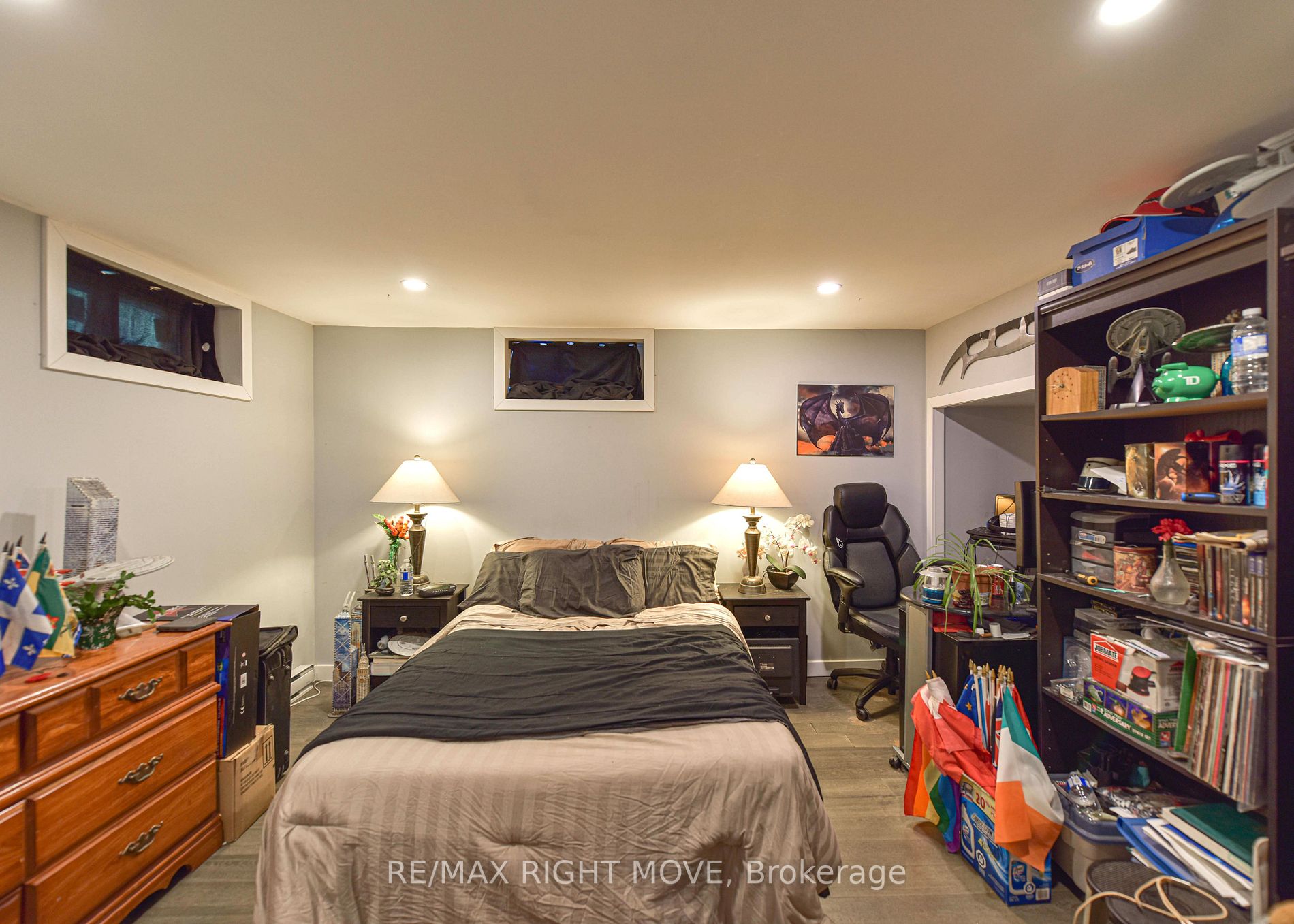 24 Borland St W