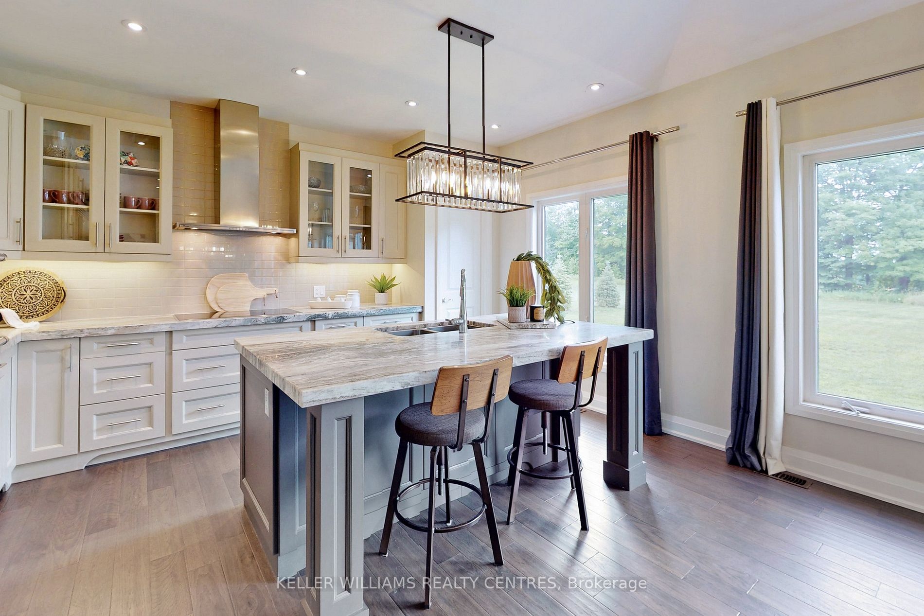34 Georgian Grande Dr
