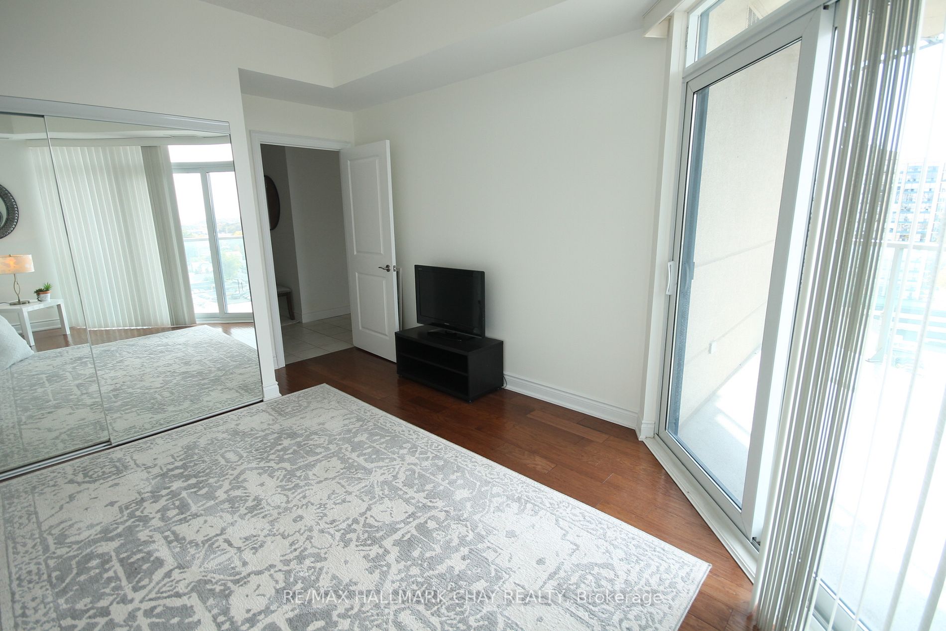 37 Ellen St, #1201