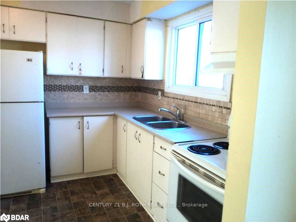 1095 Mississaga St W, #143