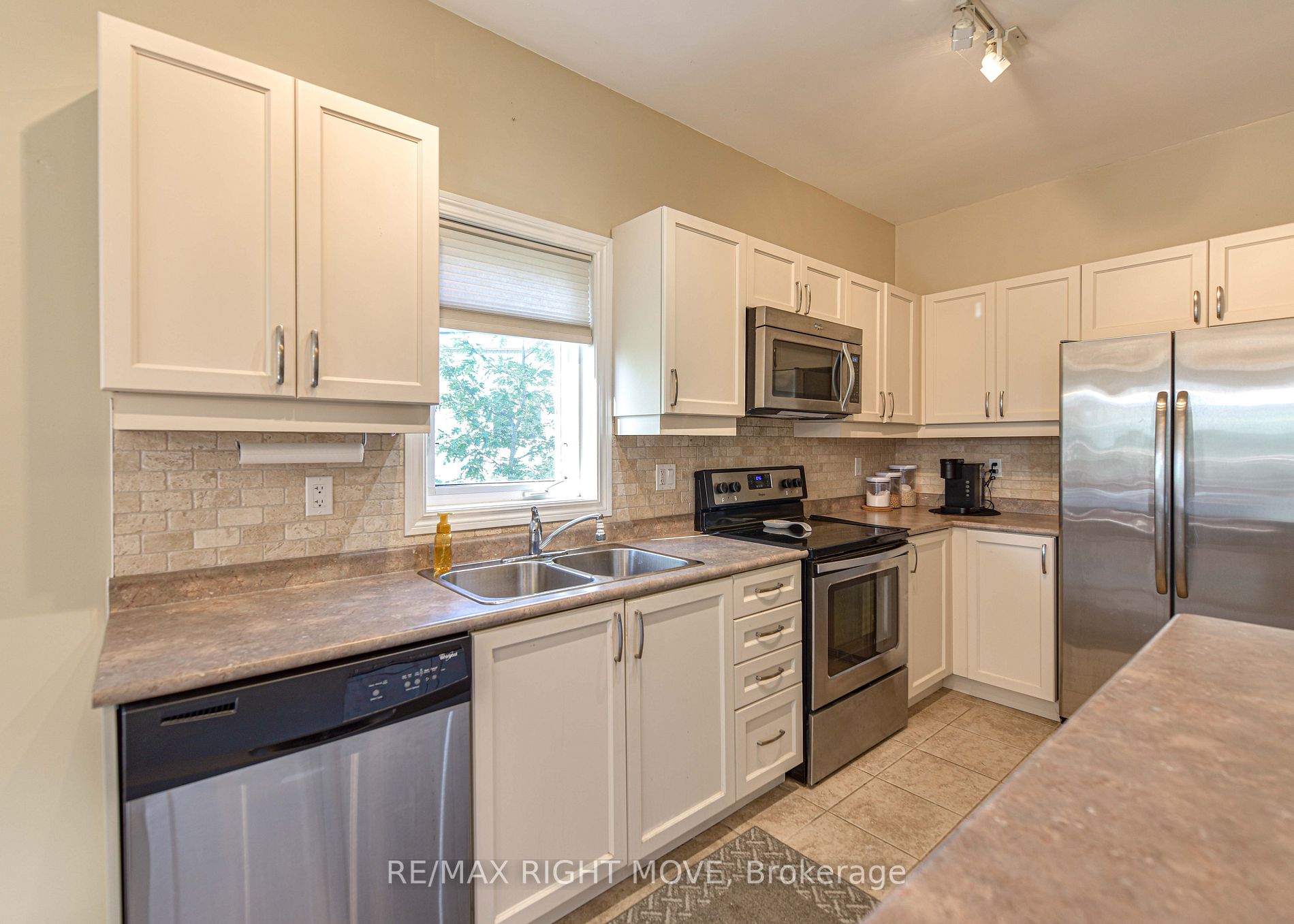 16 Canterbury Circ