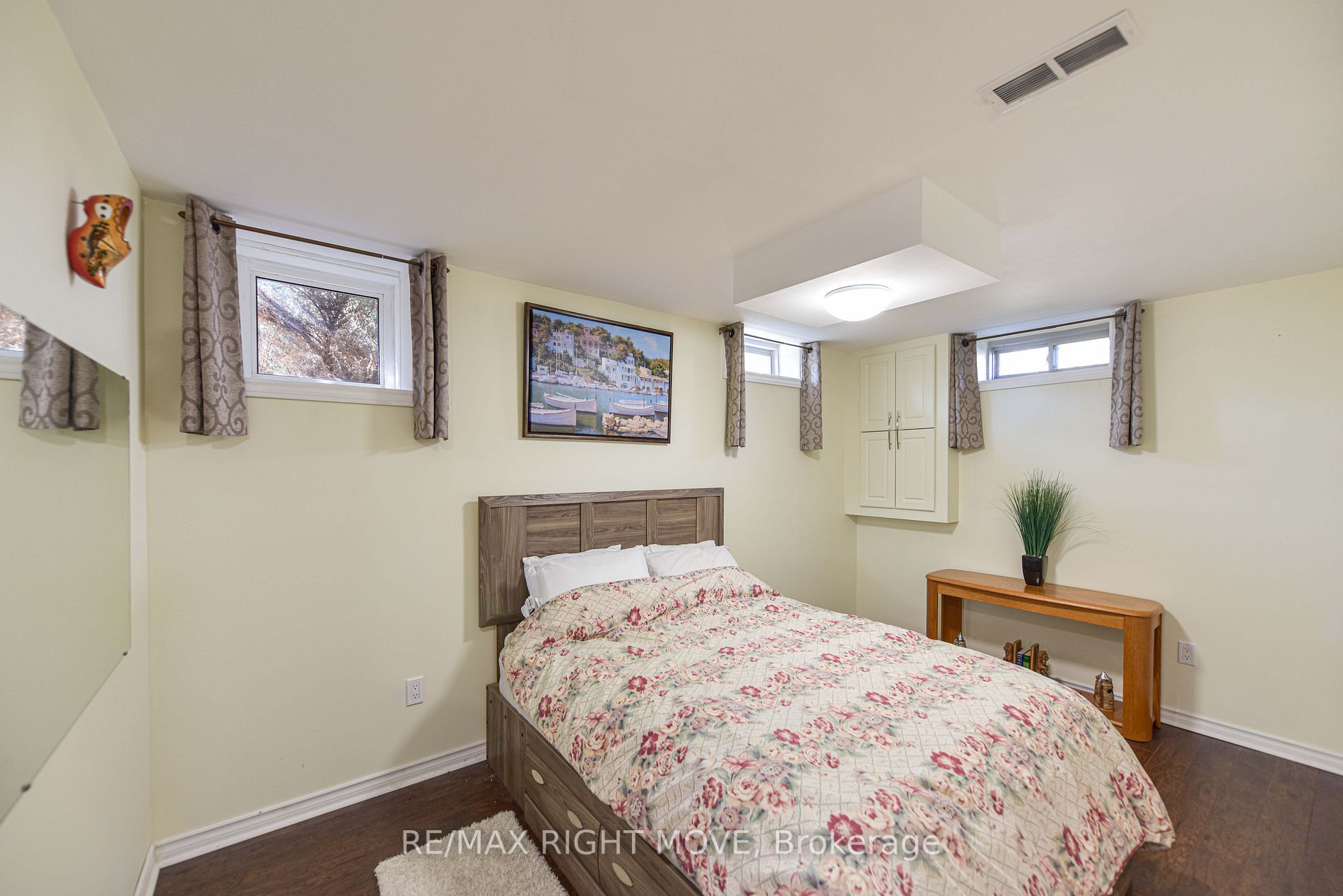 16 Canterbury Circ