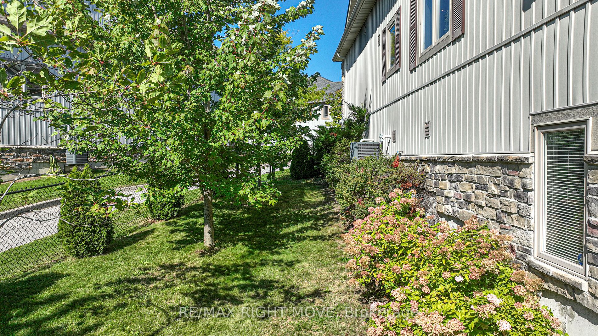 16 Canterbury Circ
