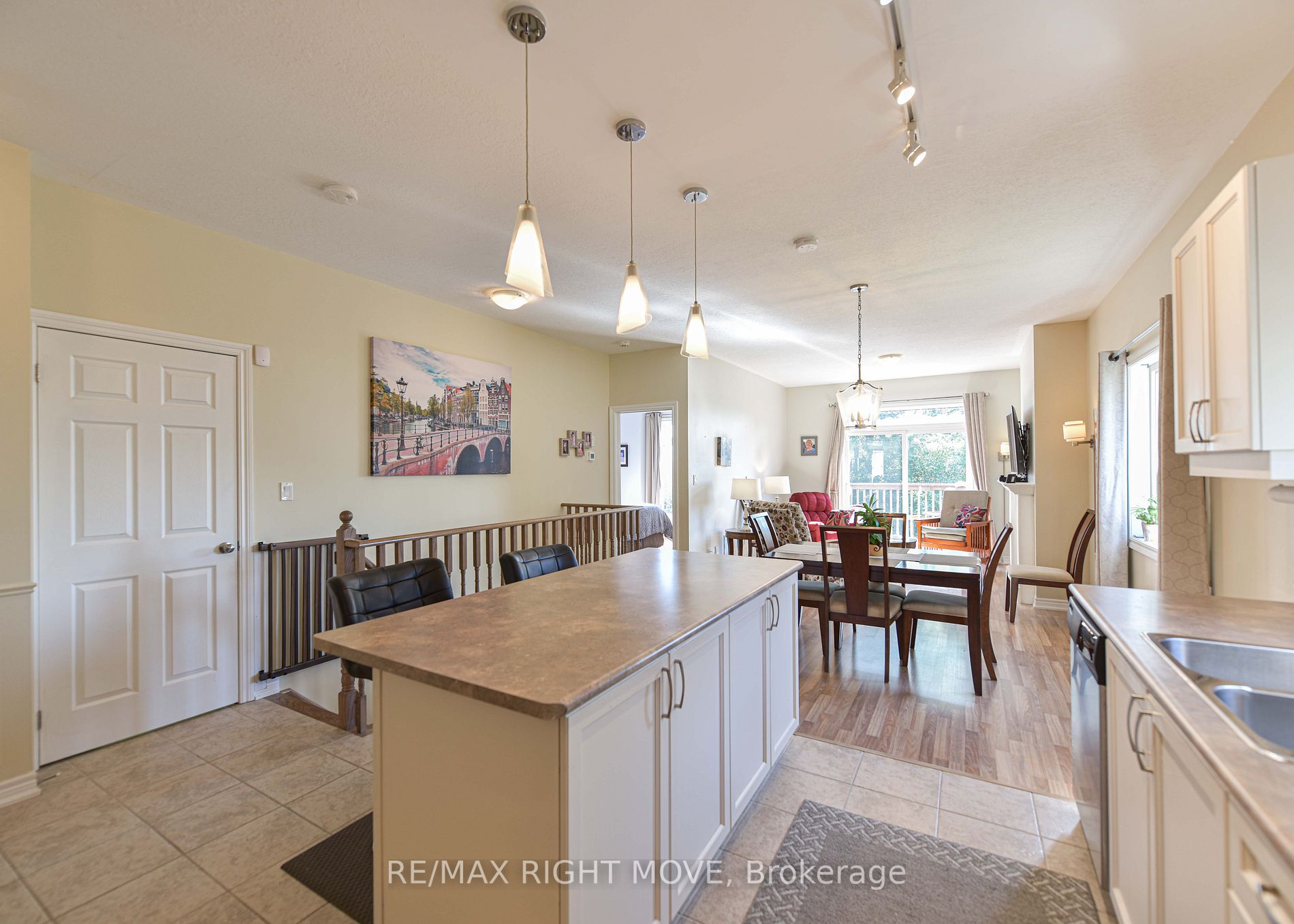 16 Canterbury Circ