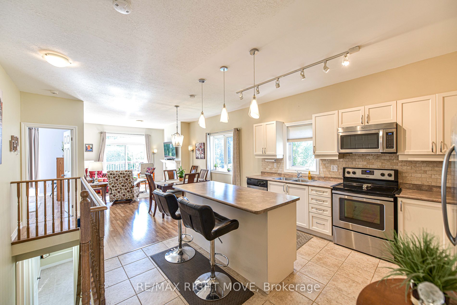 16 Canterbury Circ