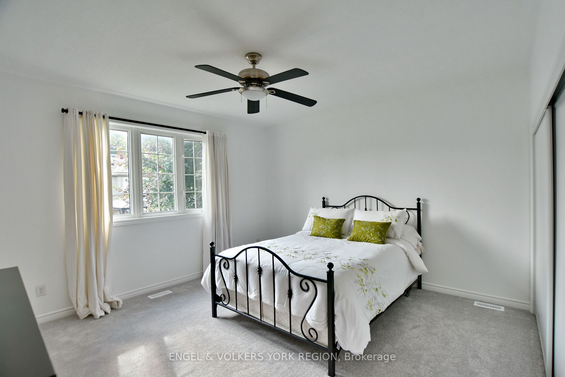15 White Sands Way