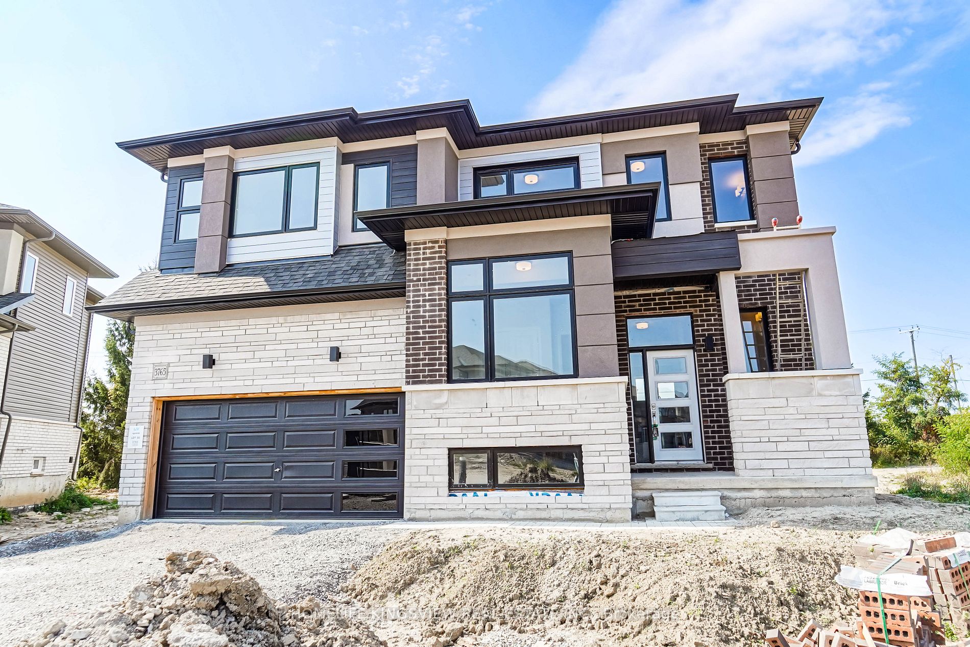 3765 Sunbank Cres