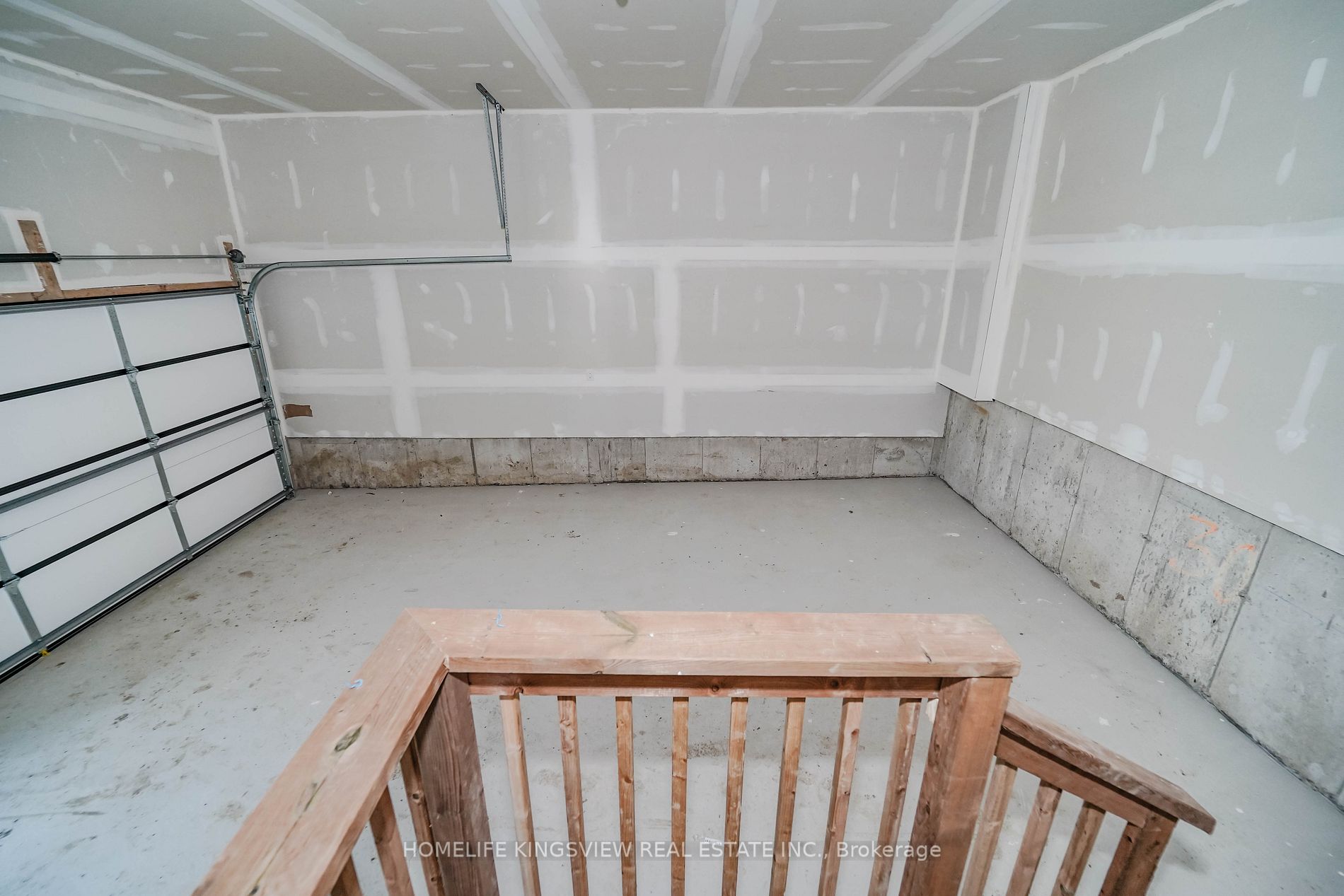 3765 Sunbank Cres