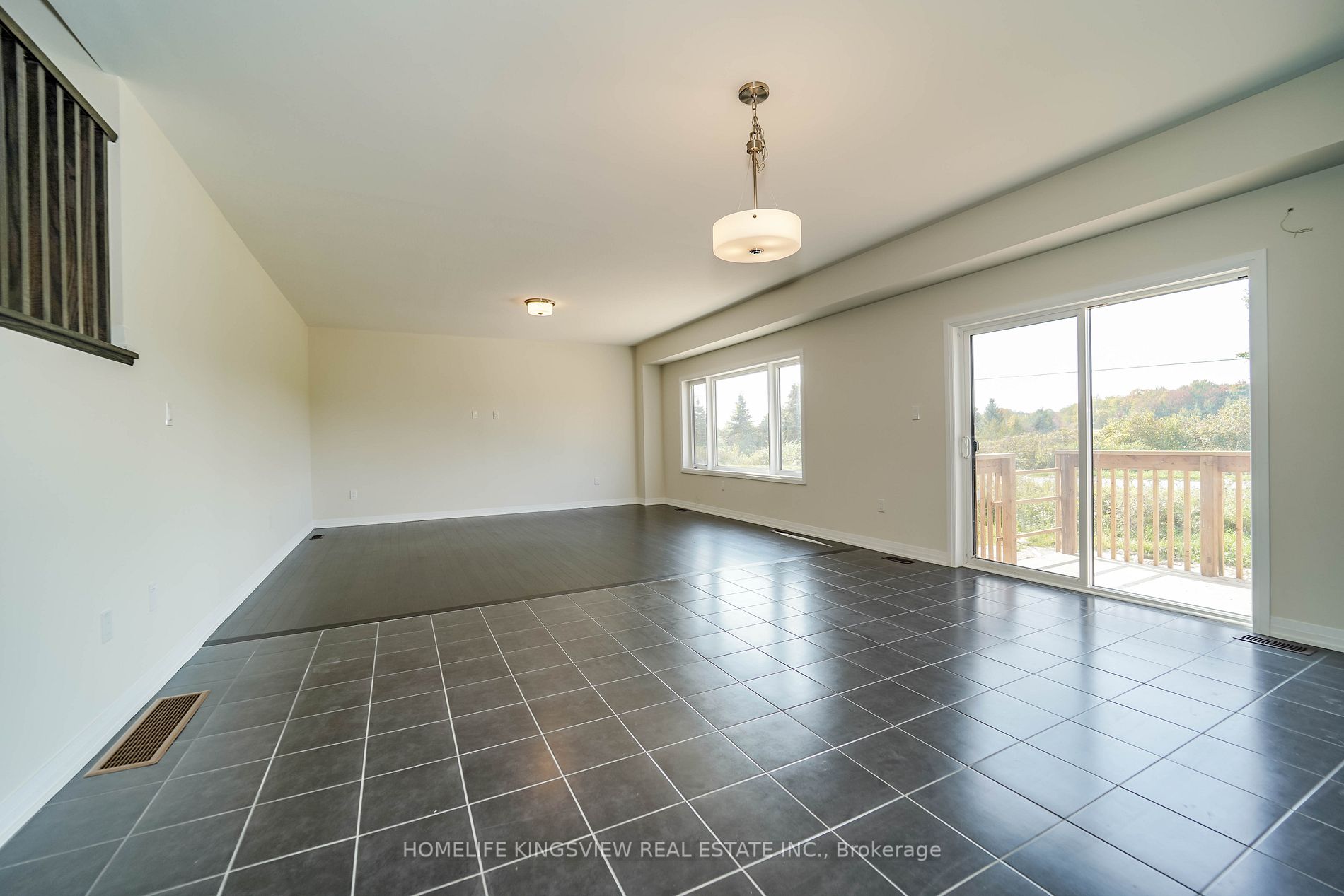 3765 Sunbank Cres