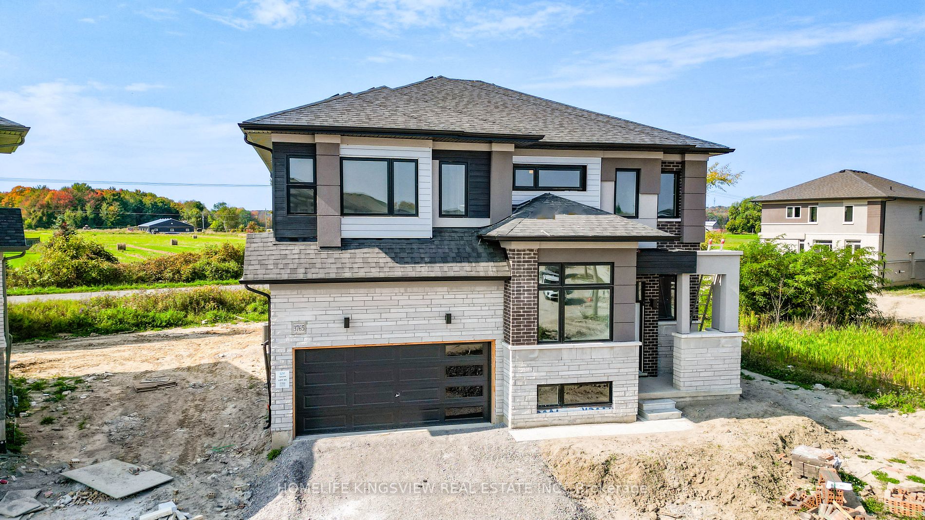 3765 Sunbank Cres