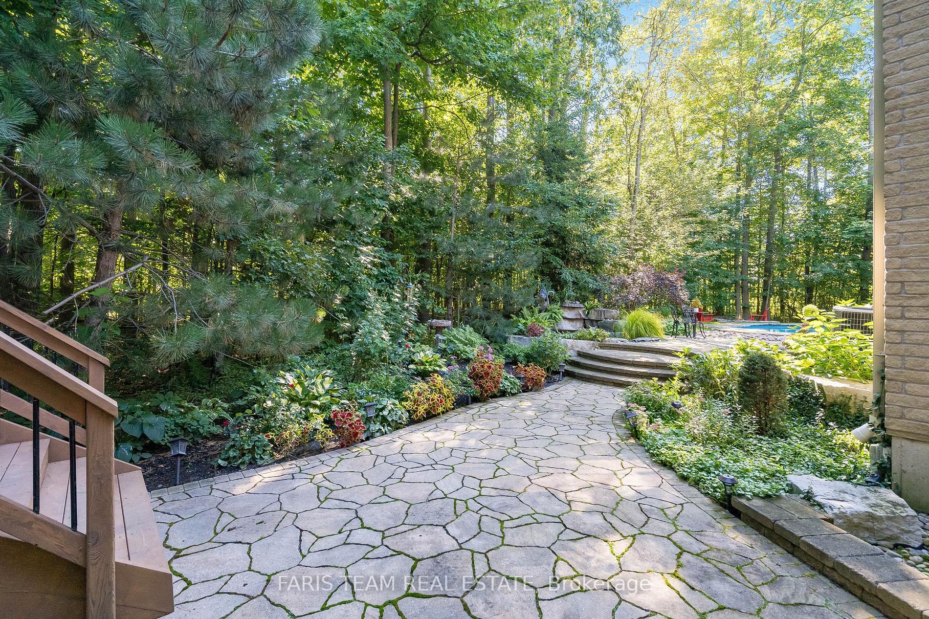 7 Hilltop Crt